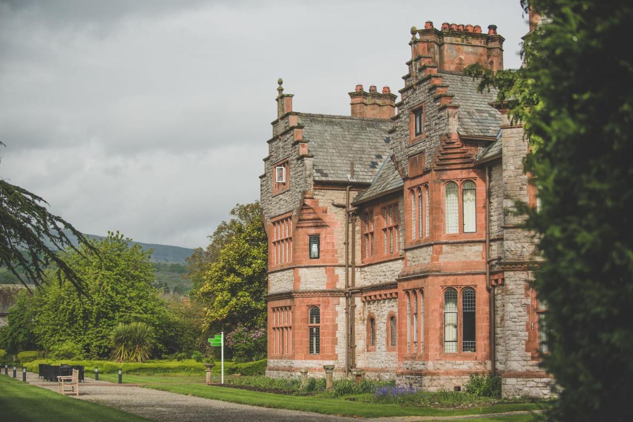 Caer Rhun Hall Hotel *